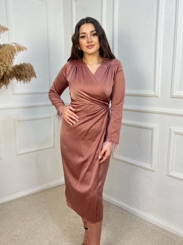Tüy Detaylı Saten Elbise
