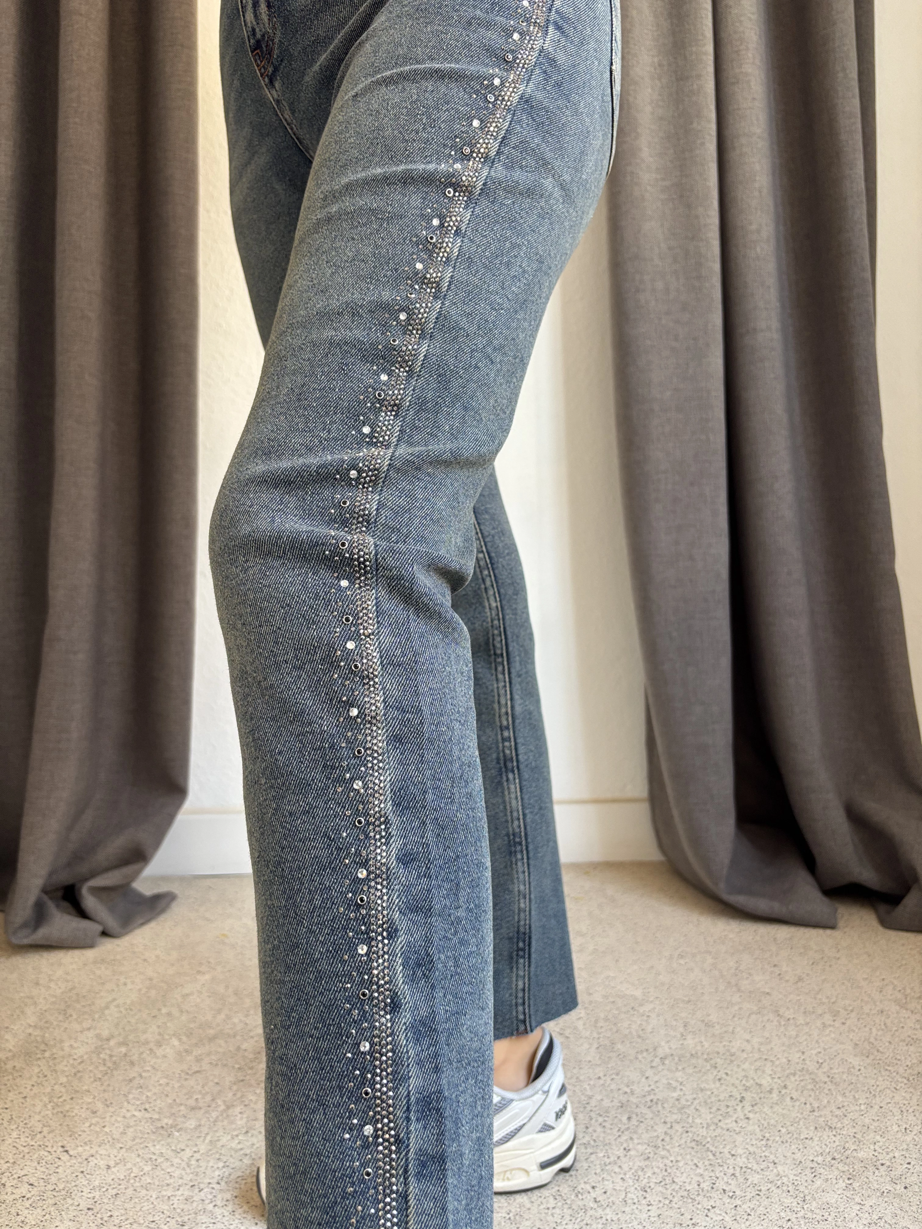 Şerit Taşlı Mom Fit Jean Pantolon