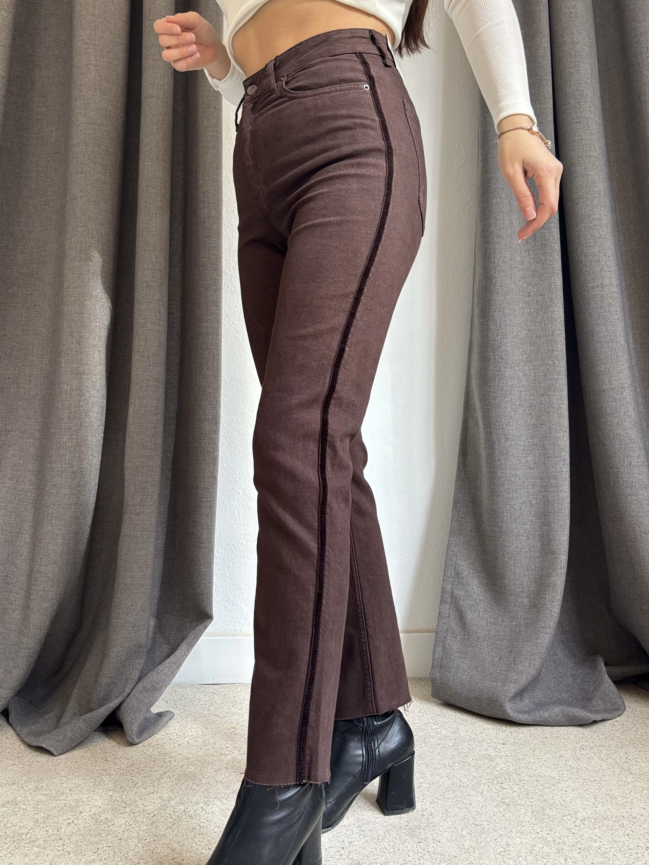 Şerit Detaylı Mom Fit Yüksek Bel Jean