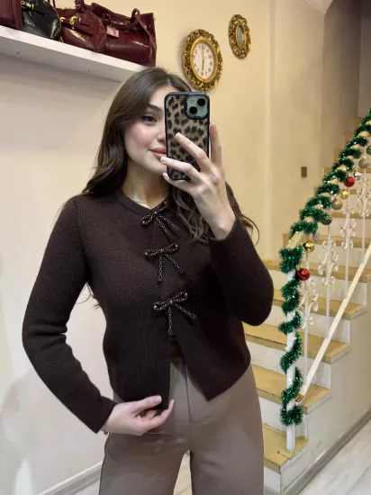 İncili Fiyonk Aksesuarlı Triko Hırka